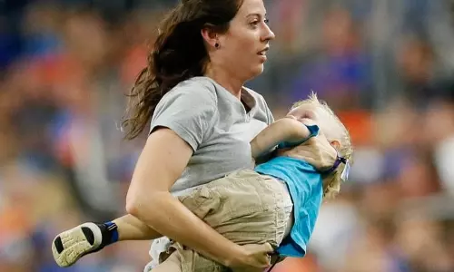 ഫുട്ബോള് ഗ്രൗണ്ടിലിറങ്ങിയും കുരുത്തക്കേട്; വൈറലായി അമ്മയും പൊന്നുമോനും ഫുട്ബോള് ഗ്രൗണ്ടിലിറങ്ങിയും കുരുത്തക്കേട്; വൈറലായി അമ്മയും പൊന്നുമോനും