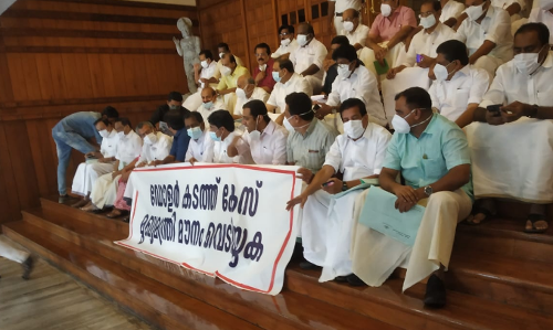 ഡോളര്‍കടത്ത് കേസില്‍ മുഖ്യമന്ത്രി മൗനം വെടിയണമെന്ന് പ്രതിപക്ഷം; സഭ ബഹിഷ്കരിച്ചു