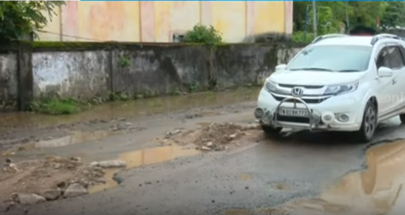 റോഡുകള്‍ വെട്ടിപ്പൊളിച്ച സംഭവം;   പാലക്കാട് നഗരസഭക്കും  വാട്ടർ അതോറിറ്റിക്കും നോട്ടീസ്