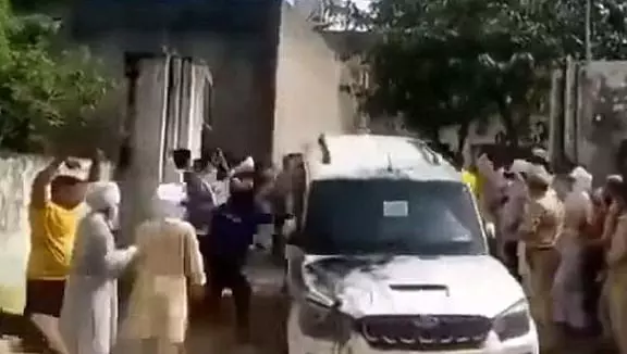 കാര് തല്ലി തകര്ത്തു, കരിയോയില് ഒഴിച്ചു; ഉത്തര്പ്രദേശില് ബിജെപി എംഎല്എക്ക് നേരെ കര്ഷകരുടെ പ്രതിഷേധം, വീഡിയോ കാര് തല്ലി തകര്ത്തു, കരിയോയില് ഒഴിച്ചു; ഉത്തര്പ്രദേശില് ബിജെപി എംഎല്എക്ക് നേരെ കര്ഷകരുടെ പ്രതിഷേധം, വീഡിയോ