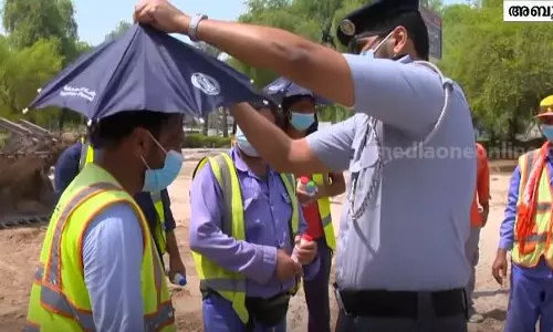 പൊള്ളുന്ന വേനലില്‍ തണലായി അബൂദബി പൊലീസ്; കുടയും കുടിവെള്ളവും എത്തിച്ച് ഹാപ്പിനസ് പട്രോളിങ്