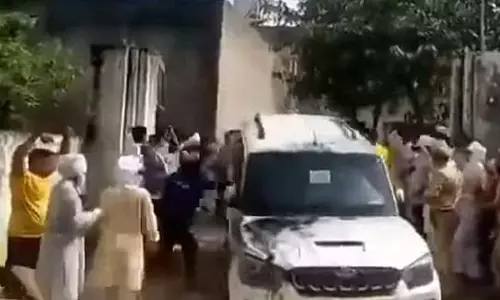 കാര് തല്ലി തകര്ത്തു, കരിയോയില് ഒഴിച്ചു; ഉത്തര്പ്രദേശില് ബിജെപി എംഎല്എക്ക് നേരെ കര്ഷകരുടെ പ്രതിഷേധം, വീഡിയോ കാര് തല്ലി തകര്ത്തു, കരിയോയില് ഒഴിച്ചു; ഉത്തര്പ്രദേശില് ബിജെപി എംഎല്എക്ക് നേരെ കര്ഷകരുടെ പ്രതിഷേധം, വീഡിയോ