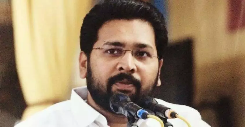 എ.കെ.ജി സെന്‍ററില്‍ ദേശീയ പതാക ഉയർത്തിയത് പാര്‍ട്ടി പതാകയോട് ചേർന്ന്; ദേശീയ പതാകയെ സി.പി.എം അപമാനിച്ചുവെന്ന് ആരോപണം