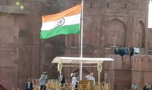 75ന്റെ നിറവില് രാജ്യം; പ്രധാനമന്ത്രി പതാക ഉയര്ത്തി 75ന്റെ നിറവില് രാജ്യം; പ്രധാനമന്ത്രി പതാക ഉയര്ത്തി