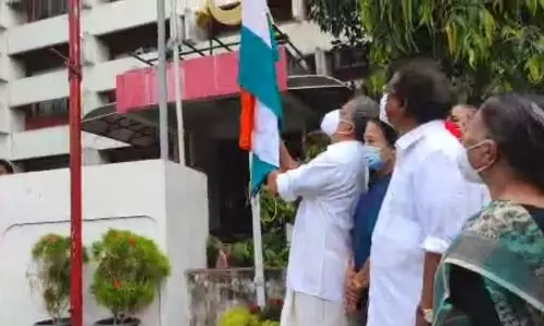 സിപിഎം ഓഫീസുകളില് ദേശീയ പതാക ഉയര്ത്തി; രാജ്യം ഭരിക്കുന്നത് സ്വാതന്ത്ര്യ സമരത്തിൽ പങ്കാളികളല്ലാത്തവരെന്ന് വിജയരാഘവന് സിപിഎം ഓഫീസുകളില് ദേശീയ പതാക ഉയര്ത്തി; രാജ്യം ഭരിക്കുന്നത് സ്വാതന്ത്ര്യ സമരത്തിൽ പങ്കാളികളല്ലാത്തവരെന്ന് വിജയരാഘവന്