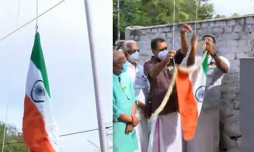 ദേശീയ പതാക തലകീഴായി ഉയര്‍‌ത്തി കെ സുരേന്ദ്രന്‍; അമളി പറ്റി തിരിച്ചിറക്കി, കയർ കുരുങ്ങിയെന്ന് വിശദീകരണം