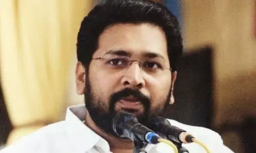 എ.കെ.ജി സെന്‍ററില്‍ ദേശീയ പതാക ഉയർത്തിയത് പാര്‍ട്ടി പതാകയോട് ചേർന്ന്; ദേശീയ പതാകയെ സി.പി.എം അപമാനിച്ചുവെന്ന് ആരോപണം