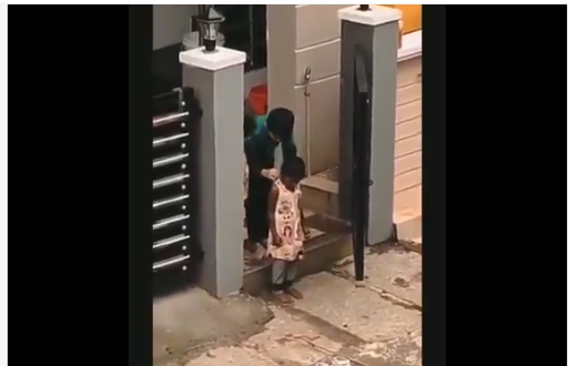 നിര്‍ധനയായ പെണ്‍കുട്ടിക്ക് ചെരിപ്പും മാലയും വളയും നല്‍കി കുരുന്നുകള്‍; മനോഹര കാഴ്ചയെന്ന് സോഷ്യല്‍ മീഡിയ