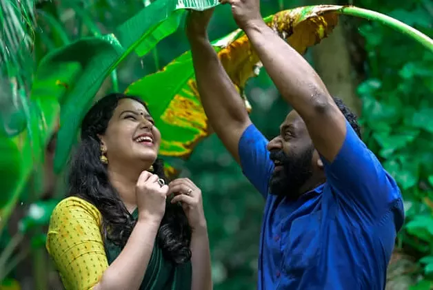 തട്ടാന് ഭാസ്കരനും പത്തു പവന്റെ മാലയും; വൈറല് ഫോട്ടോഷൂട്ടുമായി ശ്രീജിത്ത് രവിയും ഭാര്യയും തട്ടാന് ഭാസ്കരനും പത്തു പവന്റെ മാലയും; വൈറല് ഫോട്ടോഷൂട്ടുമായി ശ്രീജിത്ത് രവിയും ഭാര്യയും