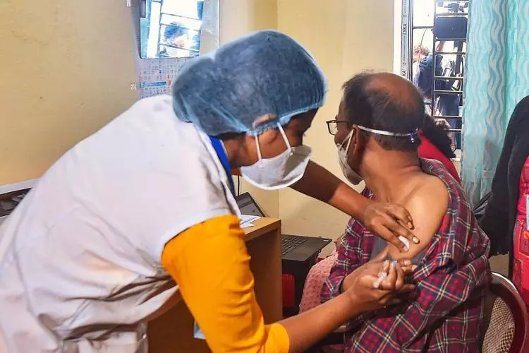 കേരളത്തില് ജനസംഖ്യയുടെ പകുതിയിലധികം പേര്ക്കും ആദ്യ ഡോസ് വാക്സിന് നല്കി കേരളത്തില് ജനസംഖ്യയുടെ പകുതിയിലധികം പേര്ക്കും ആദ്യ ഡോസ് വാക്സിന് നല്കി