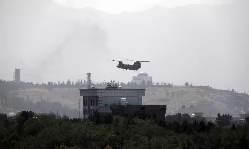 1975ല്‍ സൈഗോണ്‍, 2021ല്‍ കാബൂള്‍; പൗരന്‍മാരെ ഹെലിക്കോപ്റ്ററില്‍ രക്ഷപ്പെടുത്തി രക്ഷപ്പെടുന്ന അമേരിക്ക