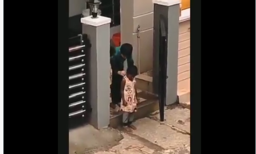 നിര്‍ധനയായ പെണ്‍കുട്ടിക്ക് ചെരിപ്പും മാലയും വളയും നല്‍കി കുരുന്നുകള്‍; മനോഹര കാഴ്ചയെന്ന് സോഷ്യല്‍ മീഡിയ