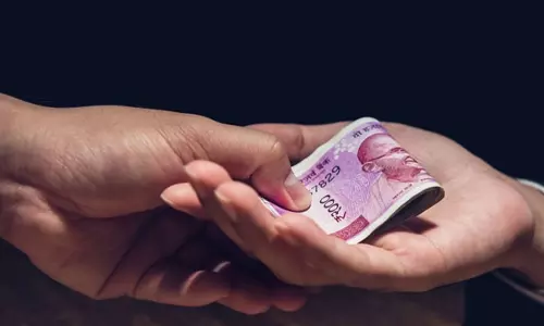 കൈക്കൂലി വാങ്ങിയ സംഭവം; സെക്ഷൻ ഫോറസ്റ്റ് ഓഫീസർ അറസ്റ്റിൽ കൈക്കൂലി വാങ്ങിയ സംഭവം; സെക്ഷൻ ഫോറസ്റ്റ് ഓഫീസർ അറസ്റ്റിൽ