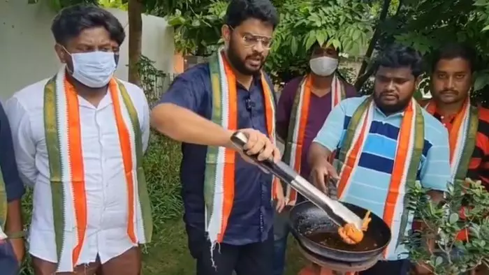 രാഹുൽ ഗാന്ധിക്കെതിരായ നടപടി; ട്വിറ്റർ കിളിയെ വറുത്ത് ഓഫീസിലേക്ക് അയച്ച് കോൺഗ്രസ് പ്രതിഷേധം രാഹുൽ ഗാന്ധിക്കെതിരായ നടപടി; ട്വിറ്റർ കിളിയെ വറുത്ത് ഓഫീസിലേക്ക് അയച്ച് കോൺഗ്രസ് പ്രതിഷേധം