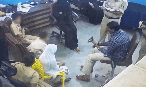 യൂണിഫോമിട്ട് തോക്കുമായി സ്‌കൂള്‍ കുട്ടികളെ ചോദ്യം ചെയ്ത പോലീസ് നടപടിയെ വിമര്‍ശിച്ച് കര്‍ണാടക ഹൈക്കോടതി