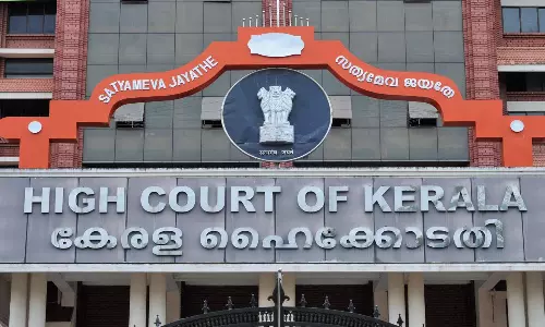 അടിയന്തര സാഹചര്യങ്ങളില് അതിര്ത്തി കടക്കുന്നവരെ തടയരുത്; കര്ണാടകയോട് ഹൈക്കോടതി അടിയന്തര സാഹചര്യങ്ങളില് അതിര്ത്തി കടക്കുന്നവരെ തടയരുത്; കര്ണാടകയോട് ഹൈക്കോടതി