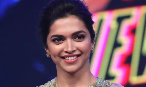 ശവസംസ്കാരത്തിന് ധരിച്ച വസ്ത്രങ്ങൾ ലേലത്തിന്; നടി ദീപികയ്ക്ക് വിമർശം ശവസംസ്കാരത്തിന് ധരിച്ച വസ്ത്രങ്ങൾ ലേലത്തിന്; നടി ദീപികയ്ക്ക് വിമർശം