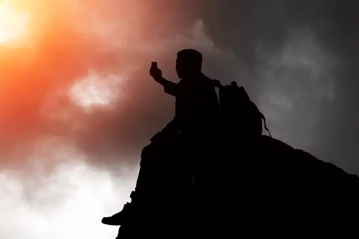 ഓണ്‍ലൈന്‍ ക്ലാസിനായി മൊബൈല്‍ നെറ്റ്‍വര്‍ക്ക് തേടി കുന്നിന് മുകളില്‍ കയറിയ വിദ്യാര്‍ഥി വീണ് മരിച്ചു