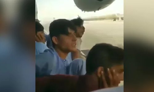 പറക്കാനൊരുങ്ങുന്ന വിമാനച്ചിറകിലിരുന്ന് യുവാക്കള്‍; അഫ്ഗാനില്‍ നിന്ന് നടുക്കുന്ന വീഡിയോ