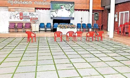മുഖ്യമന്ത്രിയുടെ ലൈവ് പ്രസംഗം കേള്‍ക്കാന്‍ ആളില്ല; ശൂന്യമായി വേദി, ചടങ്ങ് വിവാദത്തില്‍