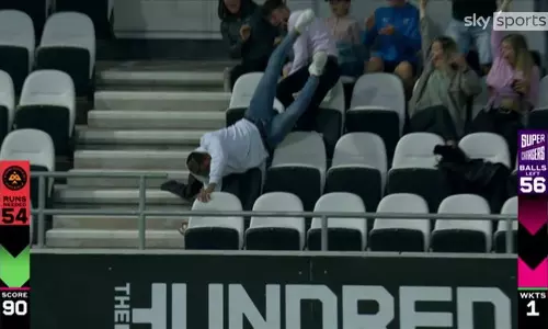 കസേരകളും ചാടിക്കടന്ന് ആരാധകന്‍റെ കിടിലന്‍ ഡൈവിങ് ക്യാച്ച് !; വൈറല്‍