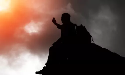 ഓണ്‍ലൈന്‍ ക്ലാസിനായി മൊബൈല്‍ നെറ്റ്‍വര്‍ക്ക് തേടി കുന്നിന് മുകളില്‍ കയറിയ വിദ്യാര്‍ഥി വീണ് മരിച്ചു