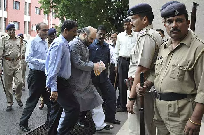 ഗാന്ധിനഗറിലെ സിബിഐ ആസ്ഥാനത്തെത്തുന്ന അമിത് ഷാ