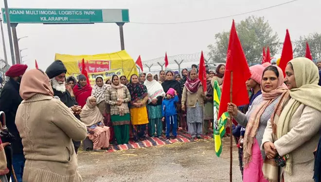 കര്ഷക സമരം; ലുധിയാനയിലെ അദാനി ലോജിസ്റ്റിക്സ് പാര്ക്ക് പ്രവര്ത്തനം നിര്ത്തി കര്ഷക സമരം; ലുധിയാനയിലെ അദാനി ലോജിസ്റ്റിക്സ് പാര്ക്ക് പ്രവര്ത്തനം നിര്ത്തി