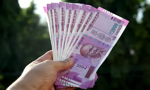 ഓണക്കോടിക്കൊപ്പം കൗൺസിലർമാർക്ക് 10,000 രൂപയും; തൃക്കാക്കര നഗരസഭ ചെയര്പേഴ്സന്റെ നടപടി വിവാദത്തില് ഓണക്കോടിക്കൊപ്പം കൗൺസിലർമാർക്ക് 10,000 രൂപയും; തൃക്കാക്കര നഗരസഭ ചെയര്പേഴ്സന്റെ നടപടി വിവാദത്തില്