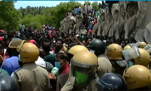 വിഴിഞ്ഞത്ത് കുരിശടി പൊളിച്ചു മാറ്റുന്നത് സംബന്ധിച്ച് വിശ്വാസികളും പൊലീസും തമ്മില്‍ സംഘര്‍ഷം