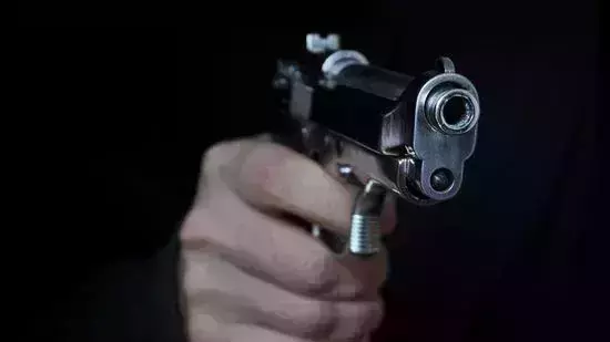 പിറന്നാള്‍ ആഘോഷത്തിനിടെ മുഖത്ത് കേക്ക് തേച്ചു; യുവാവ് സുഹൃത്തുക്കളെ വെടിവച്ചു കൊന്നു