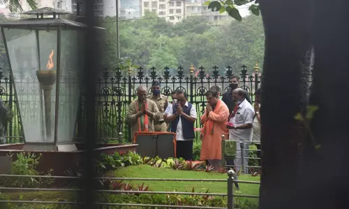 കേന്ദ്രമന്ത്രിയുടെ സന്ദര്‍ശനം; ബാൽതാക്കറെ സ്മാരകത്തില്‍ ഗോമൂത്രവും പാലും തളിച്ച് ശിവസേനയുടെ ശുദ്ധികലശം