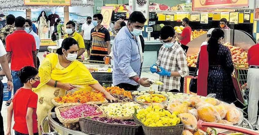 ഇന്ന് ഉത്രാടപ്പാച്ചിൽ; പ്രതീക്ഷയുടെ പൊന്നോണത്തെ വരവേറ്റ് മലയാളി ഇന്ന് ഉത്രാടപ്പാച്ചിൽ; പ്രതീക്ഷയുടെ പൊന്നോണത്തെ വരവേറ്റ് മലയാളി