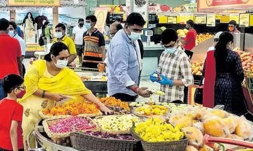 ഇന്ന് ഉത്രാടപ്പാച്ചിൽ; പ്രതീക്ഷയുടെ പൊന്നോണത്തെ വരവേറ്റ് മലയാളി