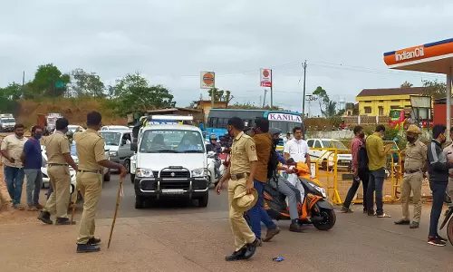 കോടതി നിര്ദേശം പാലിക്കാതെ കര്ണാടക; അതിര്ത്തിയില് രോഗികളെ കടത്തിവിടുന്നില്ല കോടതി നിര്ദേശം പാലിക്കാതെ കര്ണാടക; അതിര്ത്തിയില് രോഗികളെ കടത്തിവിടുന്നില്ല