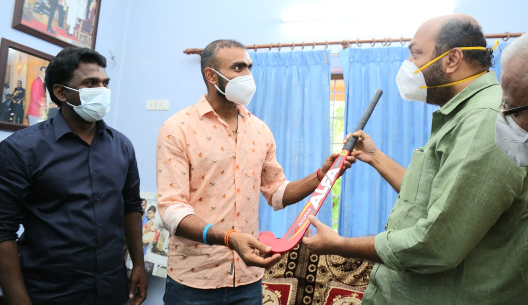 ഒളിംപ്യൻ ശ്രീജേഷിന് മന്ത്രി പി. രാജീവിന്‍റെ ഓണസമ്മാനം