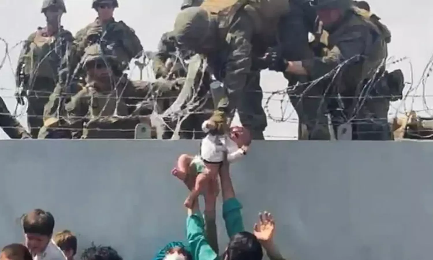 കാബൂള്‍ വിമാനത്താവളത്തിലെ കമ്പിവേലിക്ക് മുകളിലൂടെ കൈമാറിയ പിഞ്ചുകുഞ്ഞ് പിതാവിനരികിലെത്തി