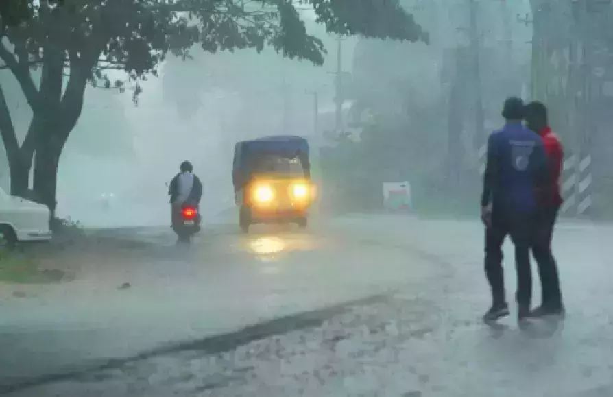 അഞ്ച് ജില്ലകളിൽ മഴ മുന്നറിയിപ്പ്: ശക്തമായ കാറ്റിനും സാധ്യത അഞ്ച് ജില്ലകളിൽ മഴ മുന്നറിയിപ്പ്: ശക്തമായ കാറ്റിനും സാധ്യത