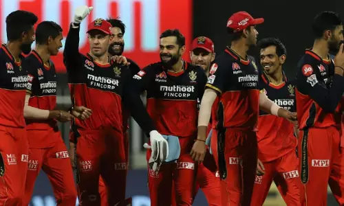 നിർണായക നീക്കവുമായി ആർ.സി.ബി: ടീമിലെത്തിച്ചത് മൂന്ന് പേരെ, അതിൽ സിംഗപ്പൂരുകാരനും നിർണായക നീക്കവുമായി ആർ.സി.ബി: ടീമിലെത്തിച്ചത് മൂന്ന് പേരെ, അതിൽ സിംഗപ്പൂരുകാരനും