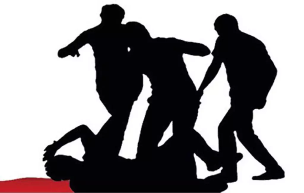 പെണ്കുട്ടിയെ ശല്യം ചെയ്തുവെന്നാരോപിച്ച് യുവാവിന് നേരെ ക്രൂരമര്ദ്ദനം പെണ്കുട്ടിയെ ശല്യം ചെയ്തുവെന്നാരോപിച്ച് യുവാവിന് നേരെ ക്രൂരമര്ദ്ദനം