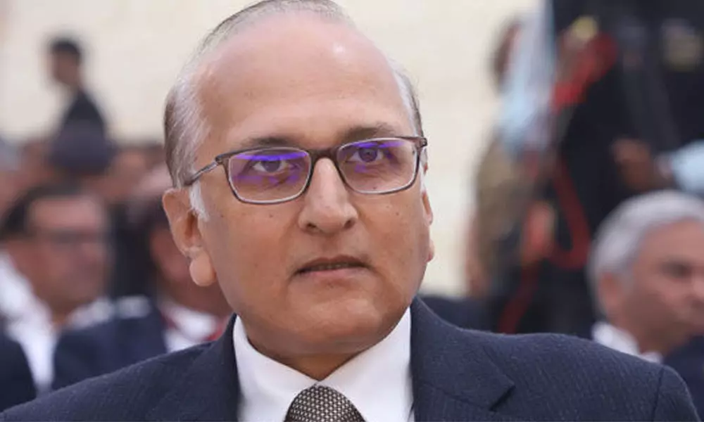 അധികാരികളെ ചോദ്യം ചെയ്യാൻ ഓരോ ഇന്ത്യയ്ക്കാരനും അവകാശം: സുപ്രിംകോടതി ജസ്റ്റിസ് രവീന്ദ്രഭട്ട് അധികാരികളെ ചോദ്യം ചെയ്യാൻ ഓരോ ഇന്ത്യയ്ക്കാരനും അവകാശം: സുപ്രിംകോടതി ജസ്റ്റിസ് രവീന്ദ്രഭട്ട്