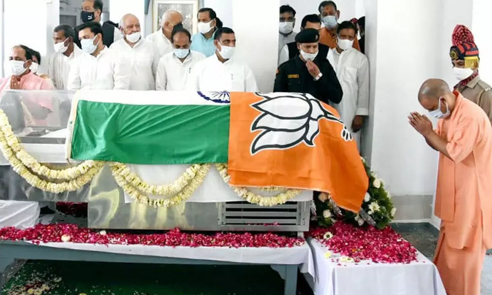 കല്യാൺ സിങ്ങിന്റെ അന്ത്യചടങ്ങിൽ ദേശീയ പതാകയ്ക്ക് മുകളിൽ ബിജെപി പതാക; വിവാദം