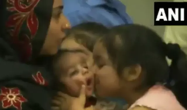 കുഞ്ഞിനെ കെട്ടിപ്പിടിച്ച് ഉമ്മവെച്ച് പിഞ്ചുസഹോദരിയുടെ സ്‌നേഹപ്രകടനം; കാബൂളിൽ നിന്ന് ഇന്ത്യയിലെത്തിയവരുടെ ഹൃദയസ്പർശിയായ വീഡിയോ