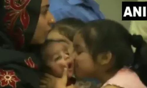 കുഞ്ഞിനെ കെട്ടിപ്പിടിച്ച് ഉമ്മവെച്ച് പിഞ്ചുസഹോദരിയുടെ സ്‌നേഹപ്രകടനം; കാബൂളിൽ നിന്ന് ഇന്ത്യയിലെത്തിയവരുടെ ഹൃദയസ്പർശിയായ വീഡിയോ