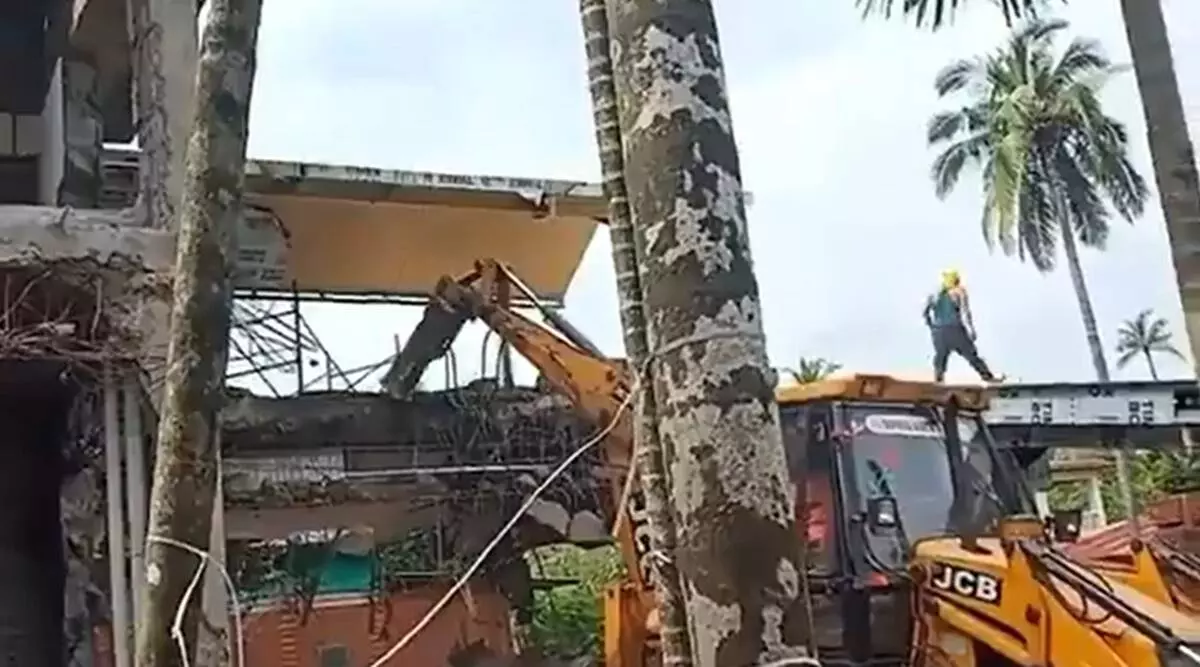 നിയമവിരുദ്ധ നിര്‍മാണം; സ്വന്തം ബംഗ്ലാവ് പൊളിച്ചുനീക്കി ഉദ്ദവ് താക്കറെയുടെ പേഴ്സനല്‍ അസിസ്റ്റന്‍റ്