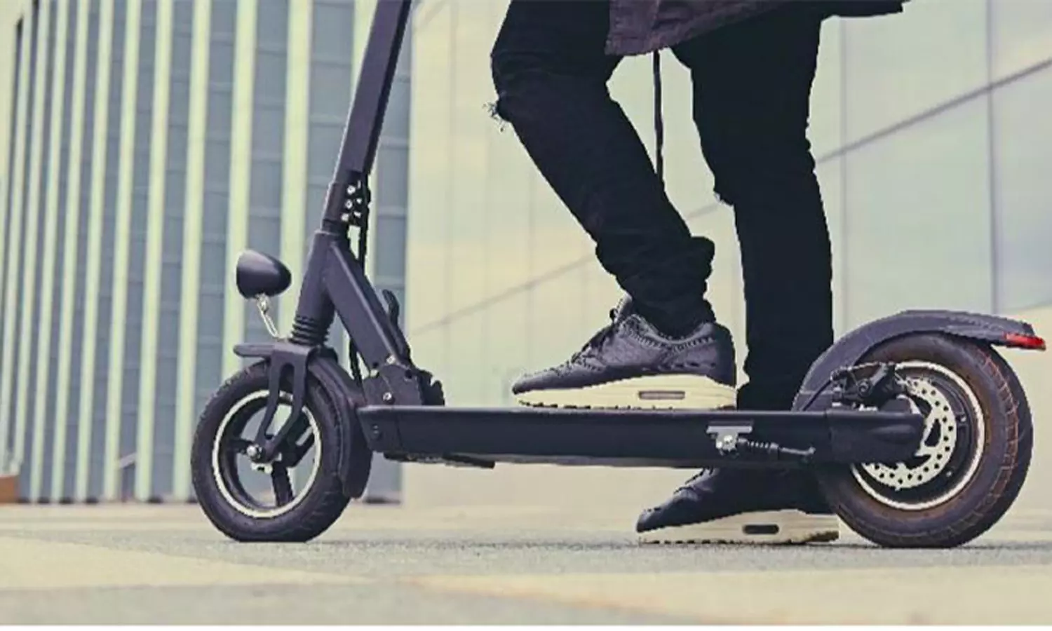 യു.എ.ഇയില് ഇ-സ്കൂട്ടര് ഓടിക്കാന് 14 വയസ് തികയണം; നിയമം കര്ശനമാക്കുന്നു യു.എ.ഇയില് ഇ-സ്കൂട്ടര് ഓടിക്കാന് 14 വയസ് തികയണം; നിയമം കര്ശനമാക്കുന്നു