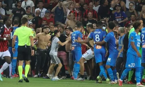 കുപ്പിയേറ്, കൂട്ടത്തല്ല്: ഫ്രഞ്ച് ലീഗിൽ മത്സരം തന്നെ   നിർത്തിവെച്ചു