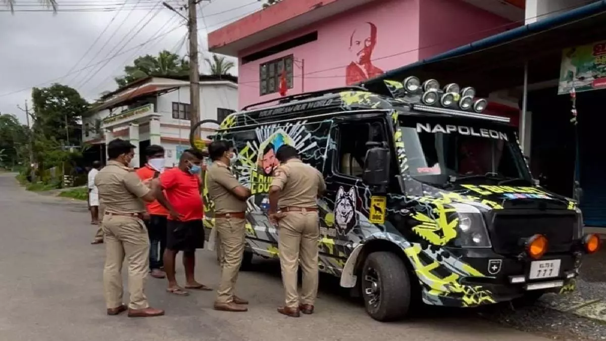 ഇ ബുൾ ജെറ്റ് സഹോദരങ്ങളുടെ ജാമ്യം റദ്ദാക്കണം; പൊലീസിന്റെ ഹരജി ഇന്നു വീണ്ടും പരിഗണിക്കും ഇ ബുൾ ജെറ്റ് സഹോദരങ്ങളുടെ ജാമ്യം റദ്ദാക്കണം; പൊലീസിന്റെ ഹരജി ഇന്നു വീണ്ടും പരിഗണിക്കും