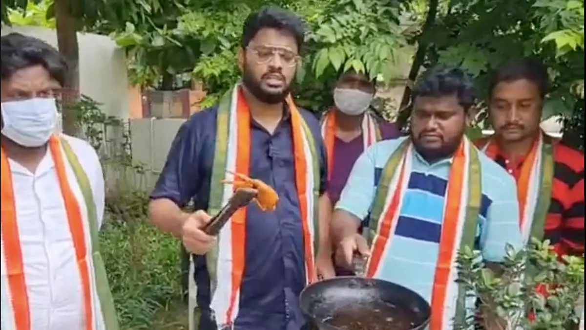 ട്വിറ്റര് പക്ഷിയെ ഫ്രൈ ചെയ്ത കോണ്ഗ്രസ് നേതാവിന് സസ്പെന്ഷന് ട്വിറ്റര് പക്ഷിയെ ഫ്രൈ ചെയ്ത കോണ്ഗ്രസ് നേതാവിന് സസ്പെന്ഷന്