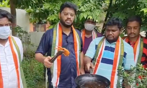 ട്വിറ്റര് പക്ഷിയെ ഫ്രൈ ചെയ്ത കോണ്ഗ്രസ് നേതാവിന് സസ്പെന്ഷന് ട്വിറ്റര് പക്ഷിയെ ഫ്രൈ ചെയ്ത കോണ്ഗ്രസ് നേതാവിന് സസ്പെന്ഷന്